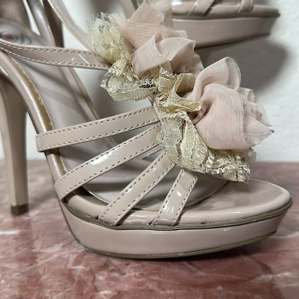 CHIC BLUSH FLORAL Heels Worn Once 6 1/2 Gorgeous